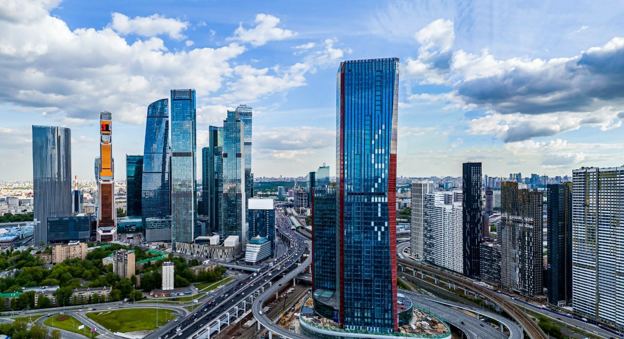 В «Москва-Сити» появилась новая визуальная доминанта — комплекс небоскребов  iCITY с яркой архитектурой от Хельмута Яна