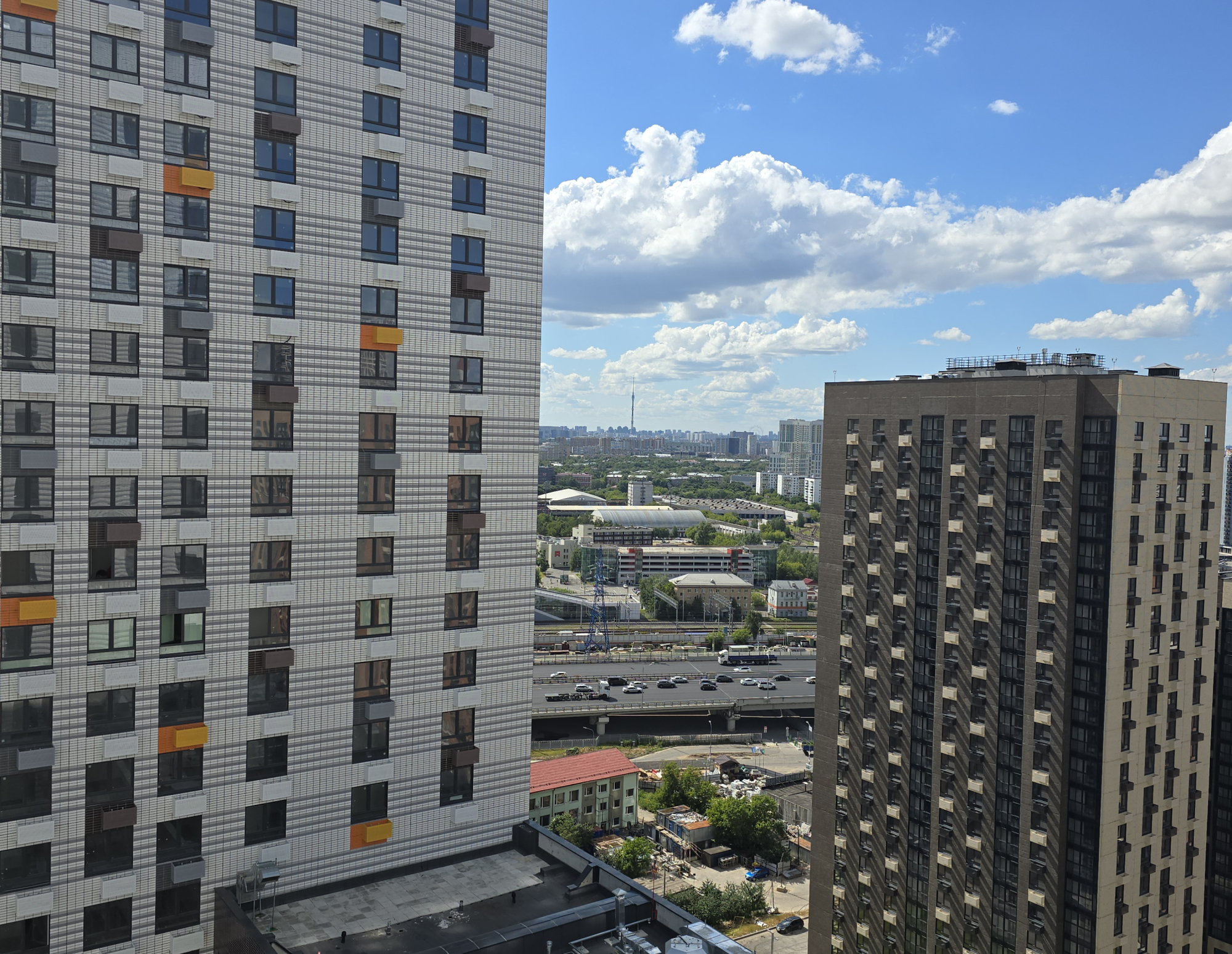 Санкт-Петербург обходит Москву: апрельский бум новостроек и скрытые тренды рынка МКД